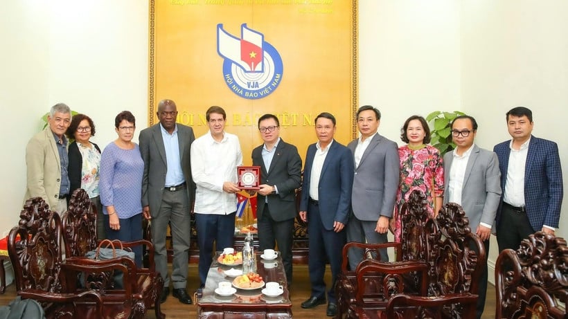 ຫົວໜ້າບັນນາທິການໃຫຍ່ໜັງສືພິມ Nhan Dan, ປະທານສະມາຄົມນັກຂ່າວຫວຽດນາມ Le Quoc Minh ກັບປະທານສຳນັກຂ່າວສານ Prensa Latina (ກູບາ) Jorge Leganoa Alonso ແລະບັນດາຜູ້ແທນເຂົ້າຮ່ວມ. (ພາບໂດຍ SON HAI)