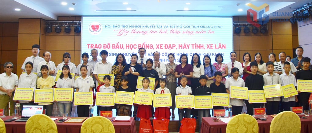 Provinční sdružení pro podporu osob se zdravotním postižením a osob se zdravotním postižením spolu se zástupci oddělení, poboček, sektorů a filantropů v srpnu 2025 podpořilo studenty se zdravotním postižením a sirotky v obtížných situacích, kteří se snaží ve studiu vyniknout.