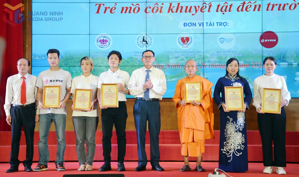 Provinční sdružení pro podporu osob se zdravotním postižením a postižených v květnu 2025 ocenilo sponzory, kteří významně přispěli k podpoře studentů ve zvláštních situacích v provincii Quang Ninh, za jejich laskavost.