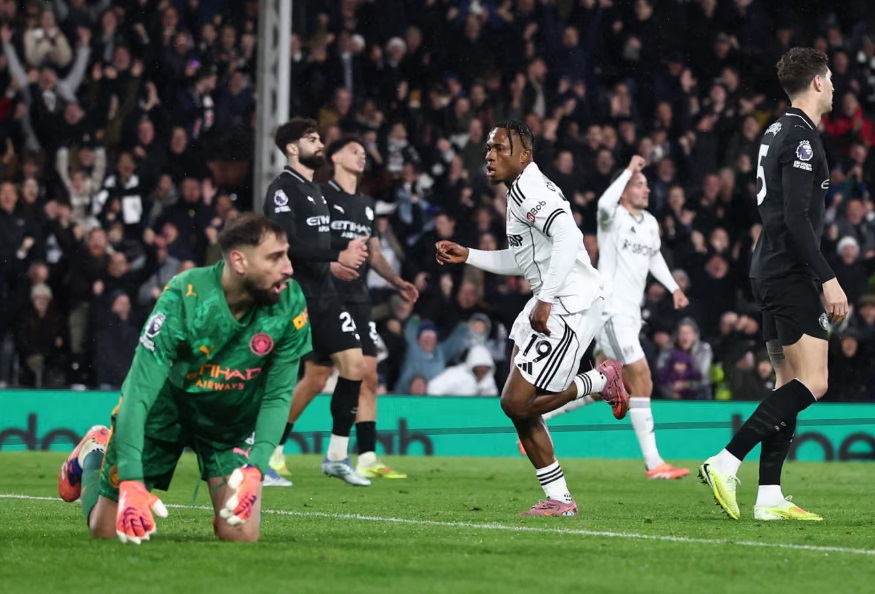 Thắng kịch tính Fulham, Man City rút ngắn cách biệt với Arsenal- Ảnh 2.