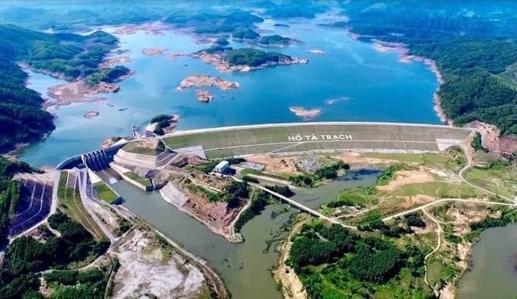 Hồ Tả Trạch có diện tích lưu vực 717km2, tổng dung tích 646 triệu m3 với đập đất có chiều cao 60m.