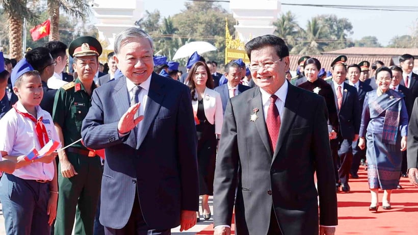 Tổng Bí thư Tô Lâm cùng Tổng Bí thư, Chủ tịch nước Lào Thongloun Sisoulith dự khánh thành Công viên Hữu nghị Lào-Việt Nam. (Ảnh: TTXVN)