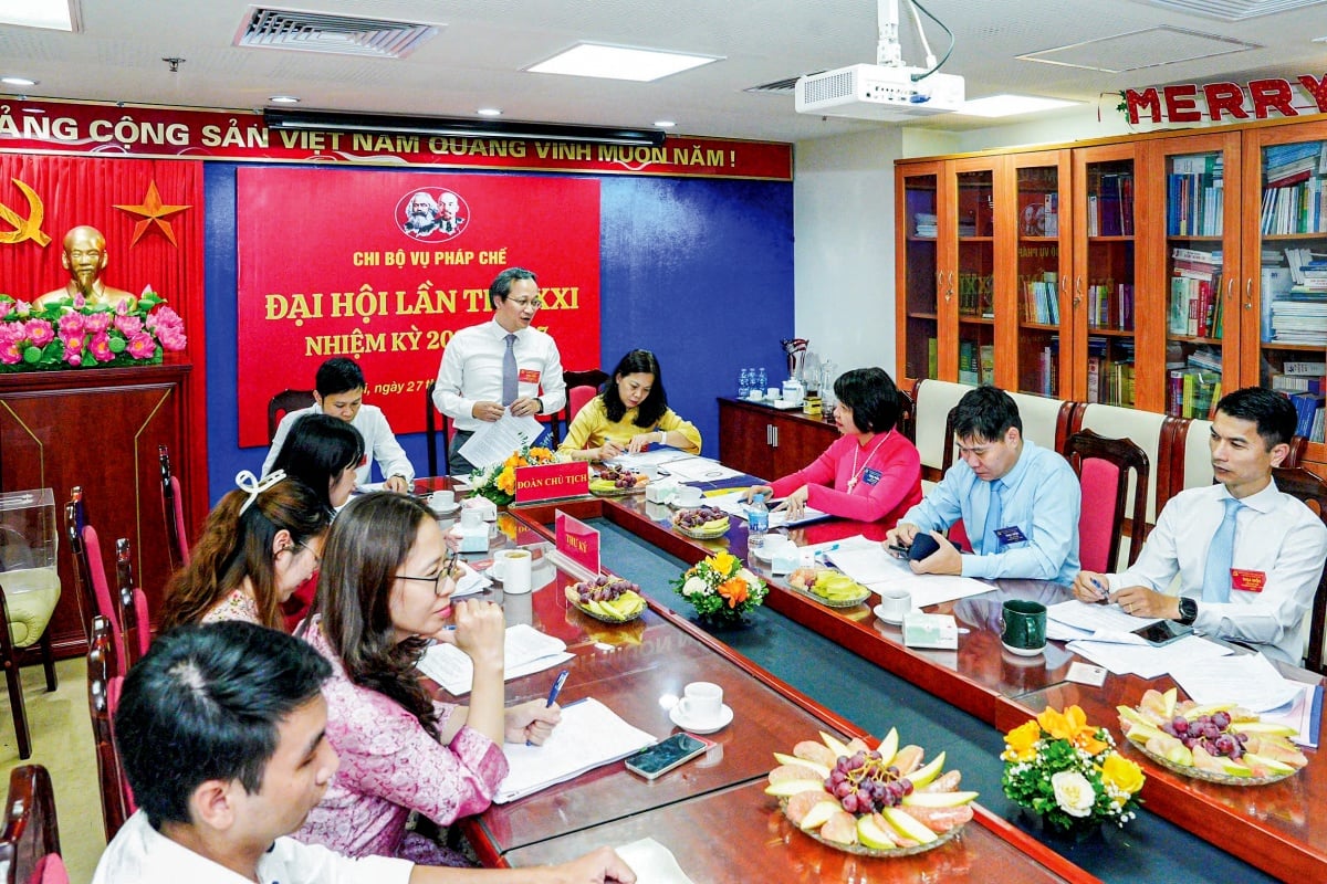 Đồng chí Tạ Quang Đôn, Bí thư Chi bộ, Vụ trưởng Vụ Pháp chế phát biểu tại Đại hội chi bộ nhiệm kỳ 2025 - 2027