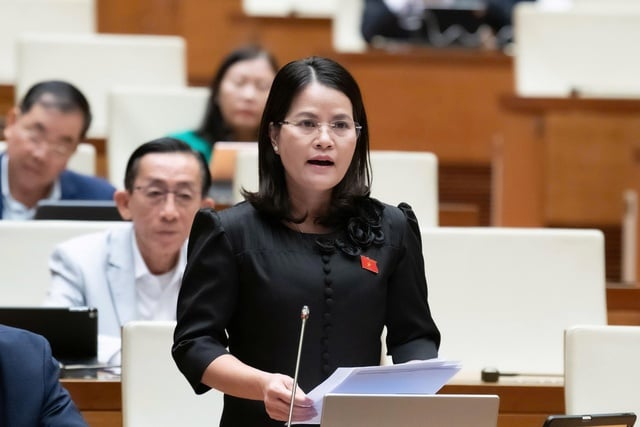 Đề xuất hỗ trợ học bổng cho con giáo viên để 'giảm gánh nặng' - Ảnh 1.