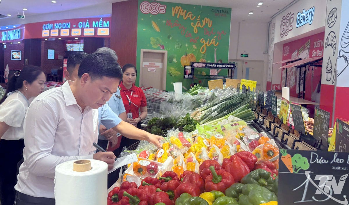 Im Jahr 2025 führte das interdisziplinäre Team der Provinz Inspektionen der Warenqualität in Supermärkten der Provinz durch, darunter auch im Supermarkt Go Thai Nguyen.