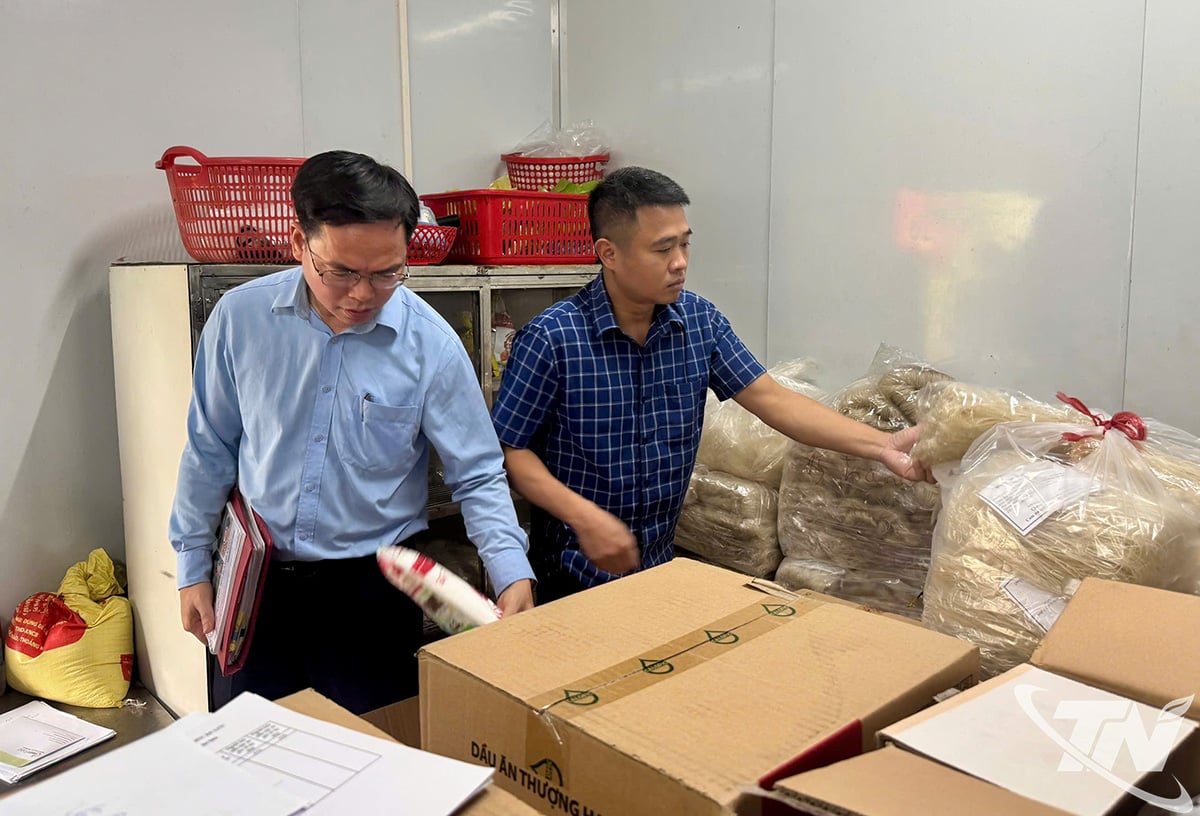 Das interdisziplinäre Inspektionsteam der Provinz inspizierte das Lager für landwirtschaftliche, forstwirtschaftliche und Fischereiprodukte eines Produktions- und Geschäftsbetriebs in der Gemeinde Vo Tranh.