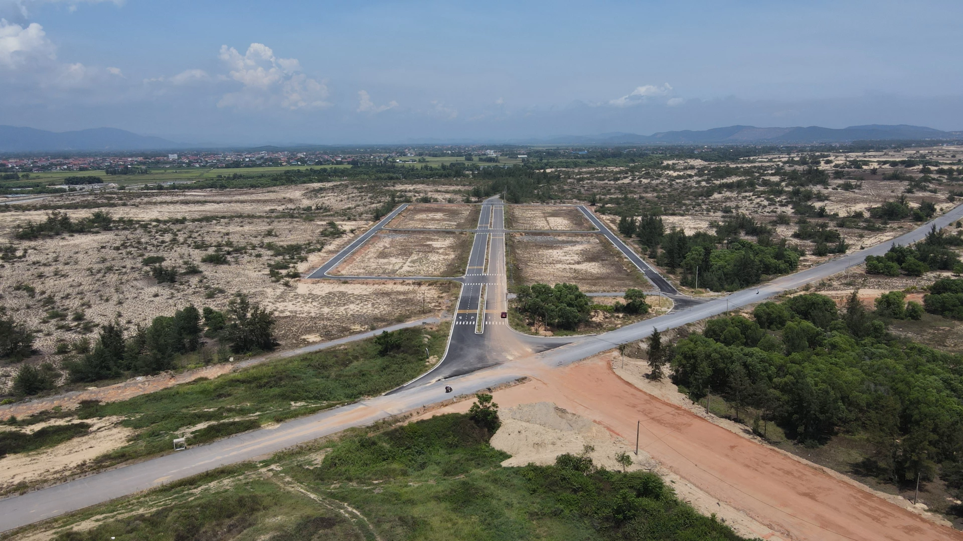 Rutten som förbinder kustvägen med centrala Hoan Lao kommun och vägen till Phong Nha-Ke Bang, världsarv, har just uppgraderats - Foto: P.P
