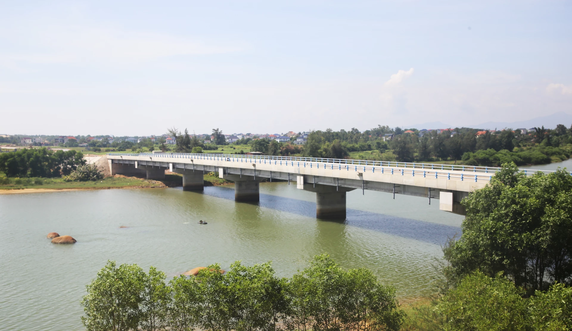 Dinh-flodbron på kustvägen som förbinder Hoan Lao kommun med Nam Trach kommun, Dong Thuan-distriktet, öppnar upp för nytt utvecklingsutrymme - Foto: P.P