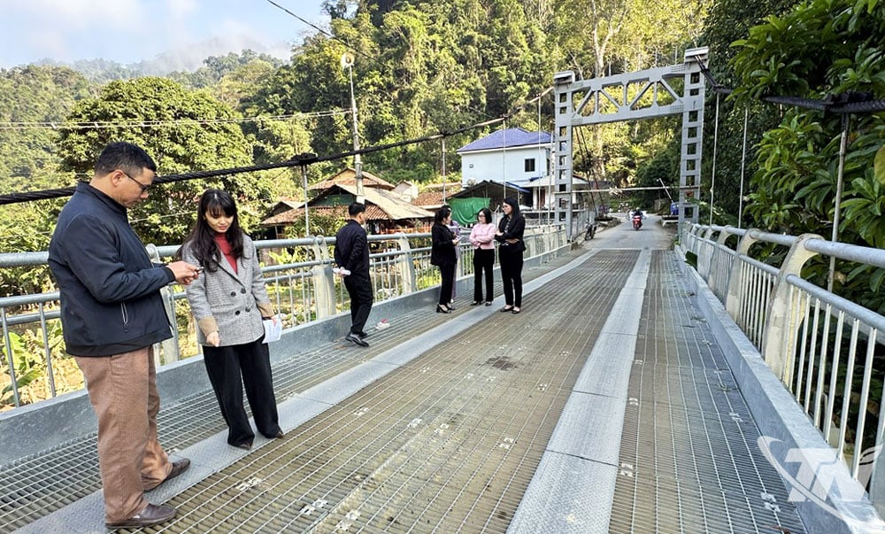 A ponte suspensa Pac Ngoi, na comuna de Ba Be, cuja construção foi concluída em abril de 2025, está atualmente servindo bem ao deslocamento de pessoas e turistas para o lago Ba Be.