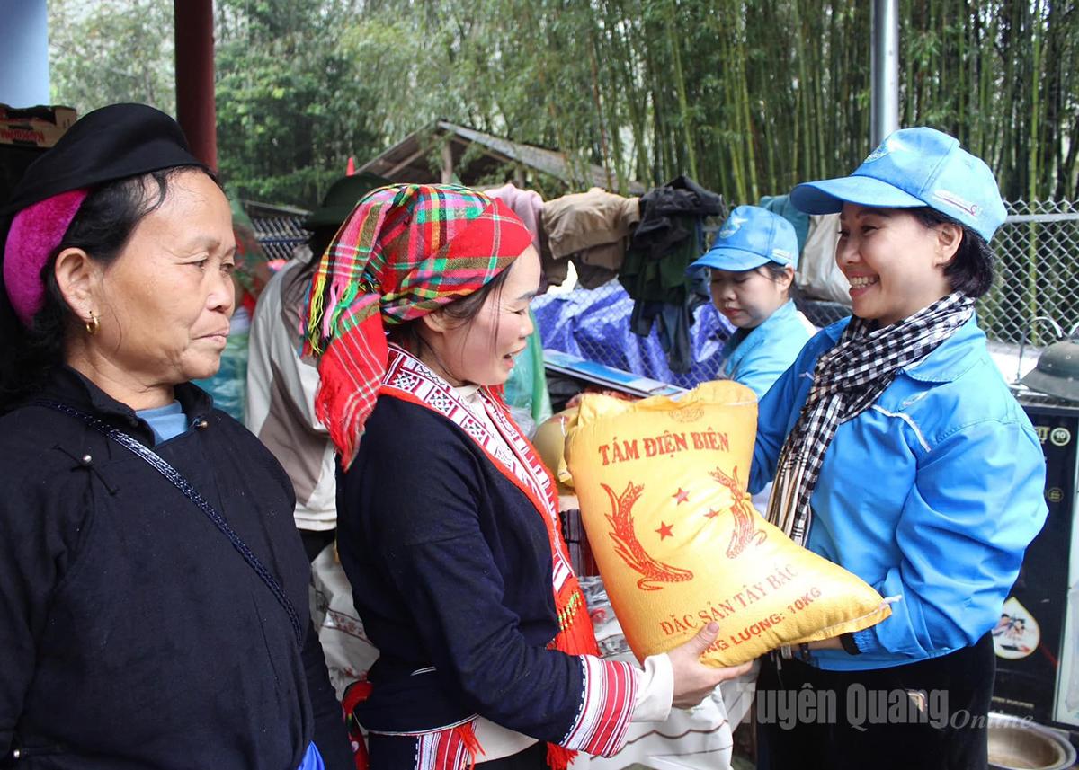 מנהיגות איגוד הנשים המחוזי העניקו מתנות וביקרו חברות שנפגעו מהשיטפון.