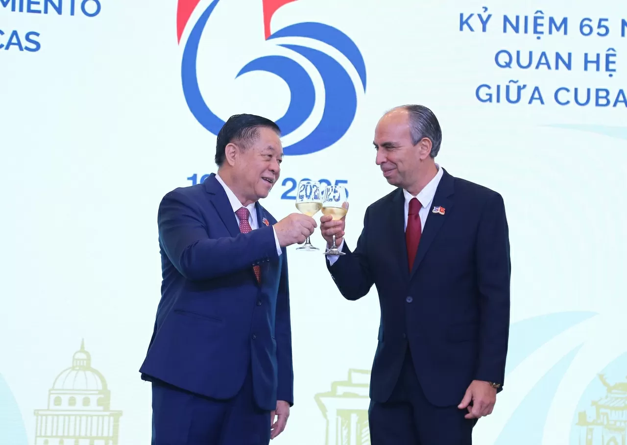 Đại tướng Nguyễn Trọng Nghĩa và Đại sứ Cuba tại Việt Nam Rogelio Polanco Fuentes cùng nhau nâng ly chúc mừng mối quan hệ giữa hai nước. (Ảnh: THành Long)