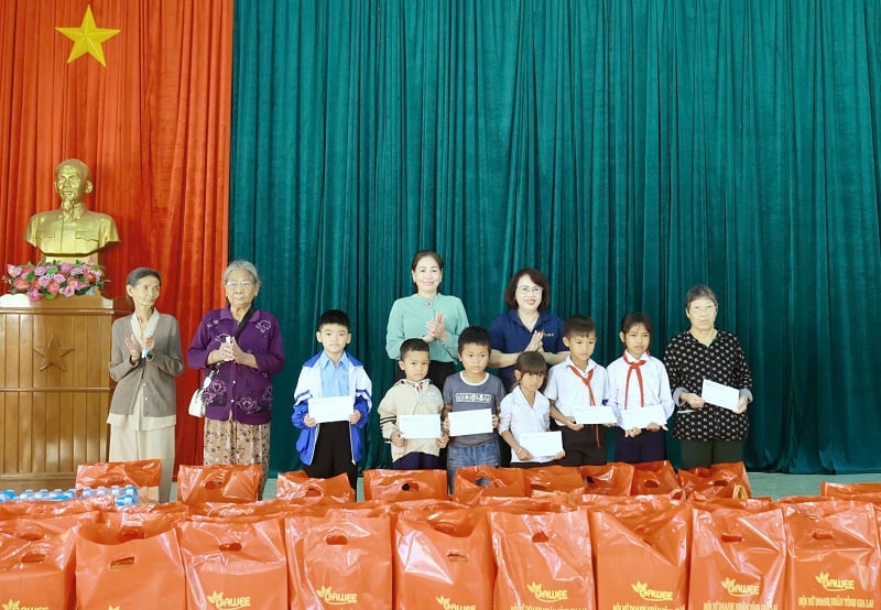 Bà Huỳnh Thị Thúy Vân - Phó Chủ tịch HĐND tỉnh Gia Lai (bên trái) và bà Đồng Thị ÁNh - Chủ tịch Hội Nữ doanh nhân tỉnh Gia Lai trao quà cho người dân và các em nhỏ.