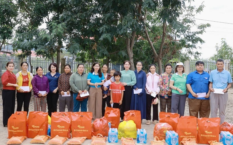 Trao quà cho người dân phía Tây tỉnh Gia Lai bị thiệt hại do bão lũ. 
