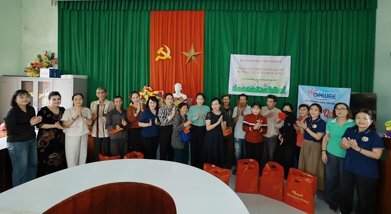 Hội tiếp tục phối hợp với Hội Nữ doanh nhân tỉnh Ninh Bình đến thăm xã Tuy Phước Đông 