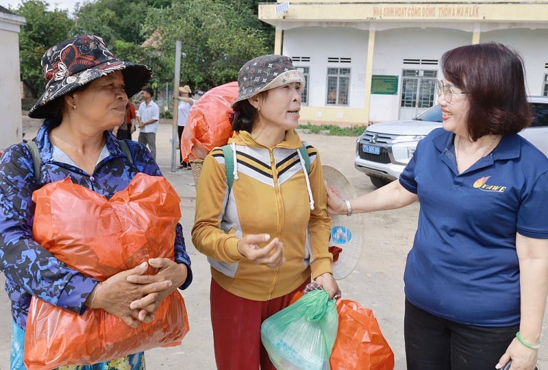 Bà Đồng Thị Ánh – Chủ tịch Hội Nữ doanh nhân tỉnh Gia Lai, chia sẻ, động viên người dân.
