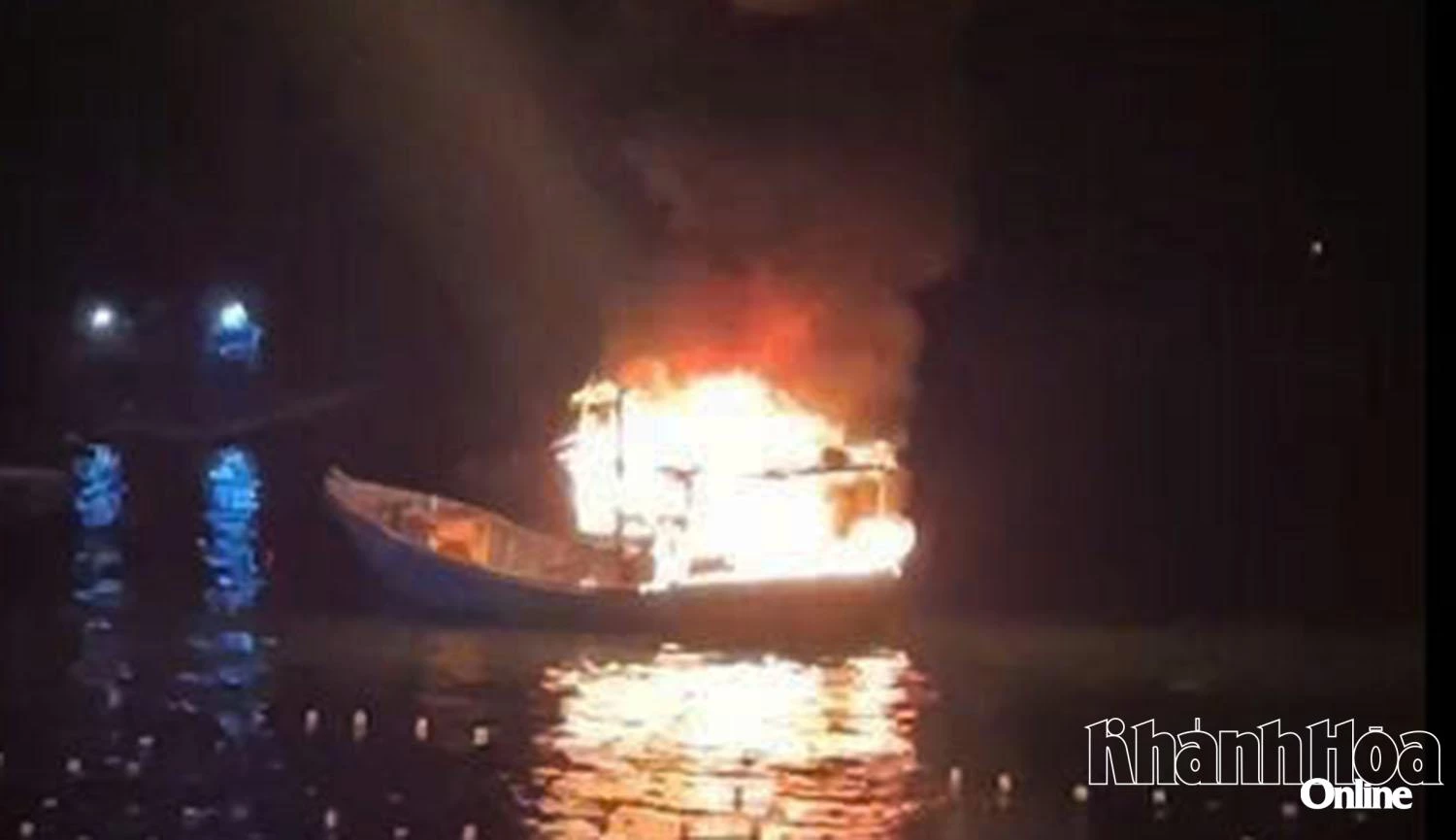 Scena incendiului unei bărci de pescuit