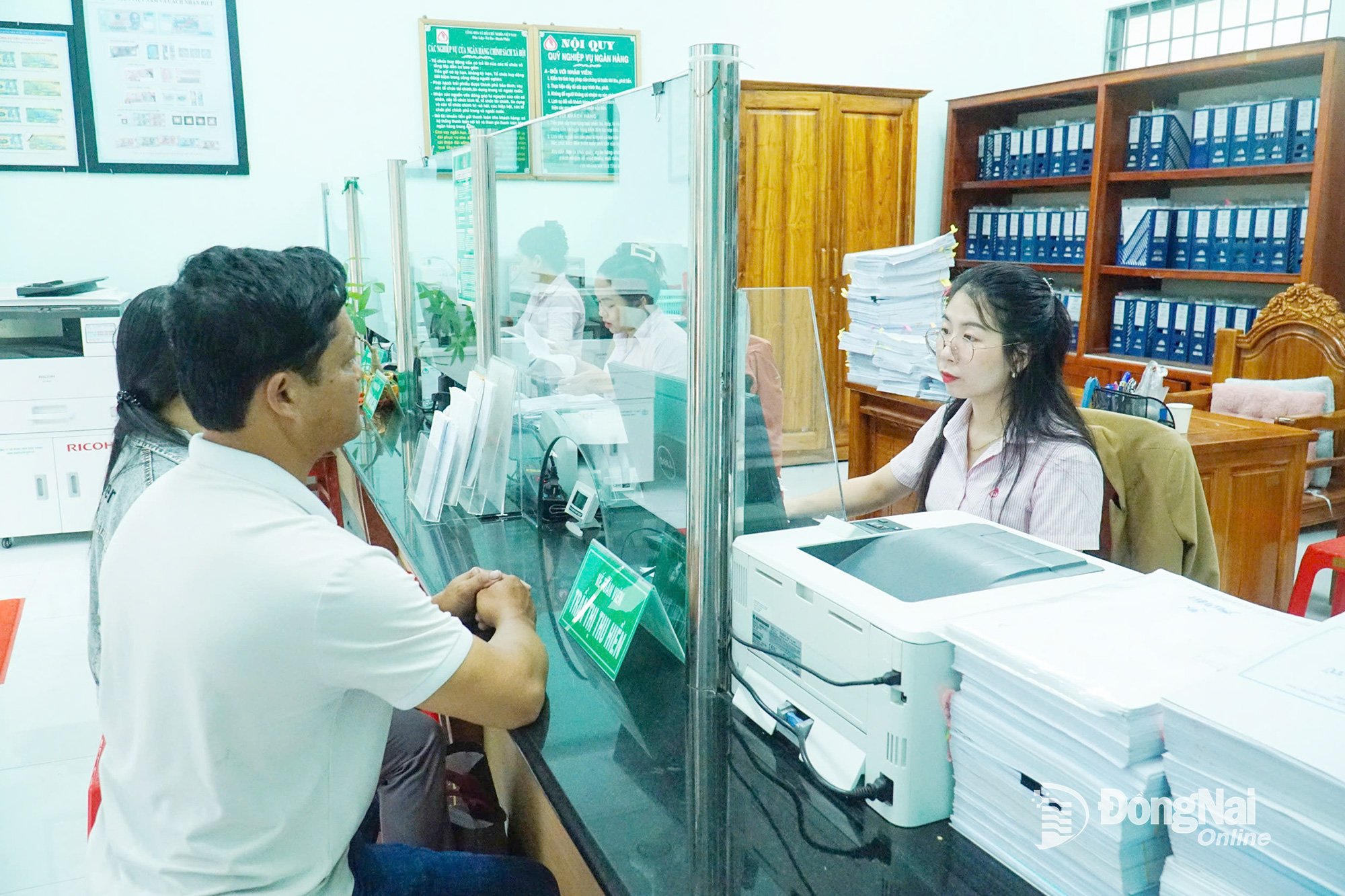 Oamenii solicită împrumuturi la Biroul de Tranzacții al Băncii de Politică Socială, sucursala Tan Phu. Foto: Le Duc  