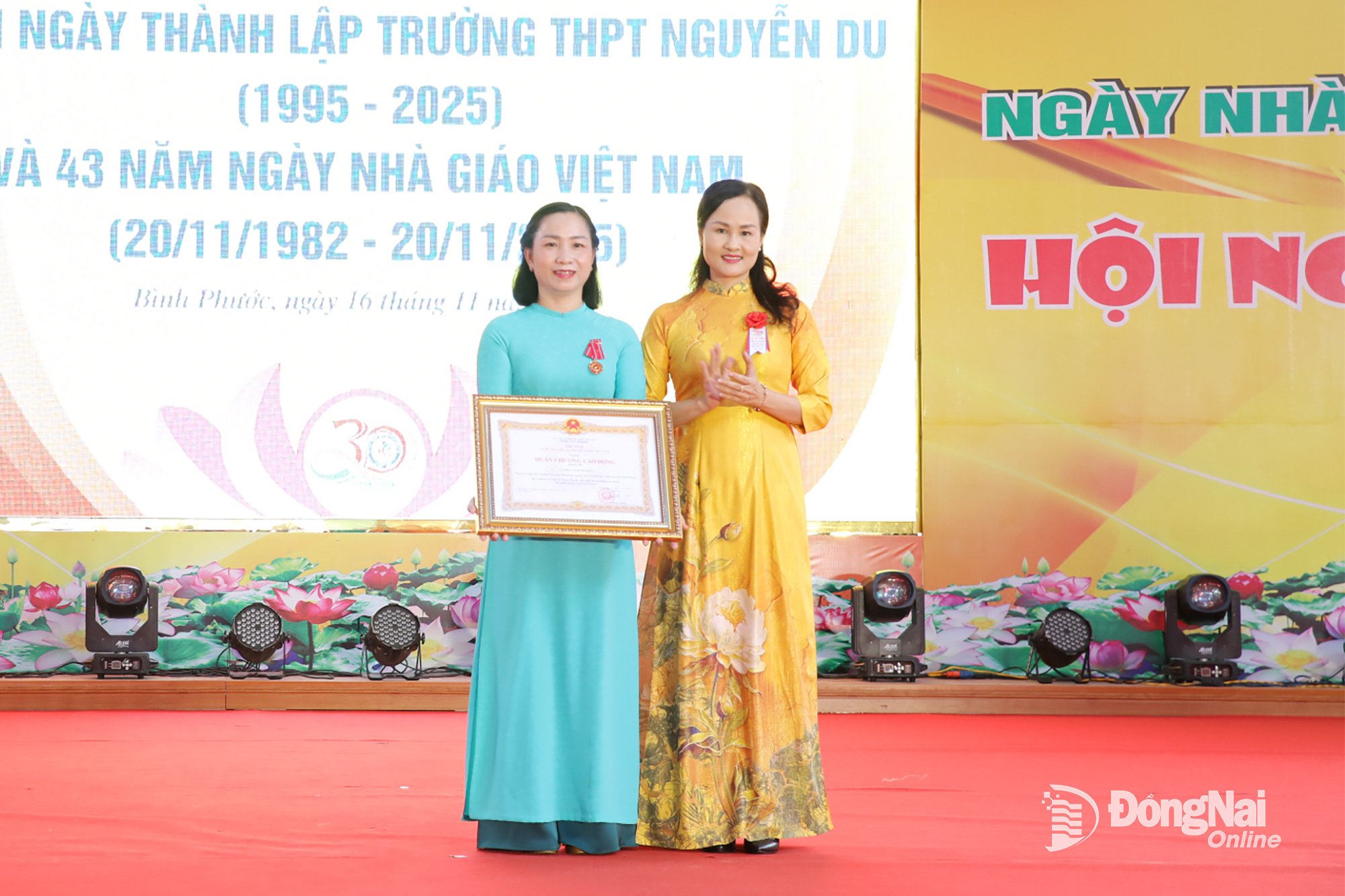Tredje klasses arbeidsmedalje er en edel utmerkelse i utdanningskarrierer for lærer Le Thuy Linh Phuong, Nguyen Du videregående skole (Binh Phuoc-distriktet, Dong Nai-provinsen). Foto: Truong Hien