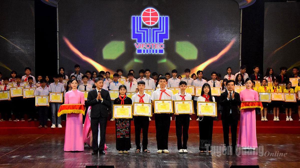 En grupp elever från Lang Can Secondary School i Lam Binh kommun fick uppmuntranpriset i den nationella kreativitetstävlingen för ungdomar och barn 2025.