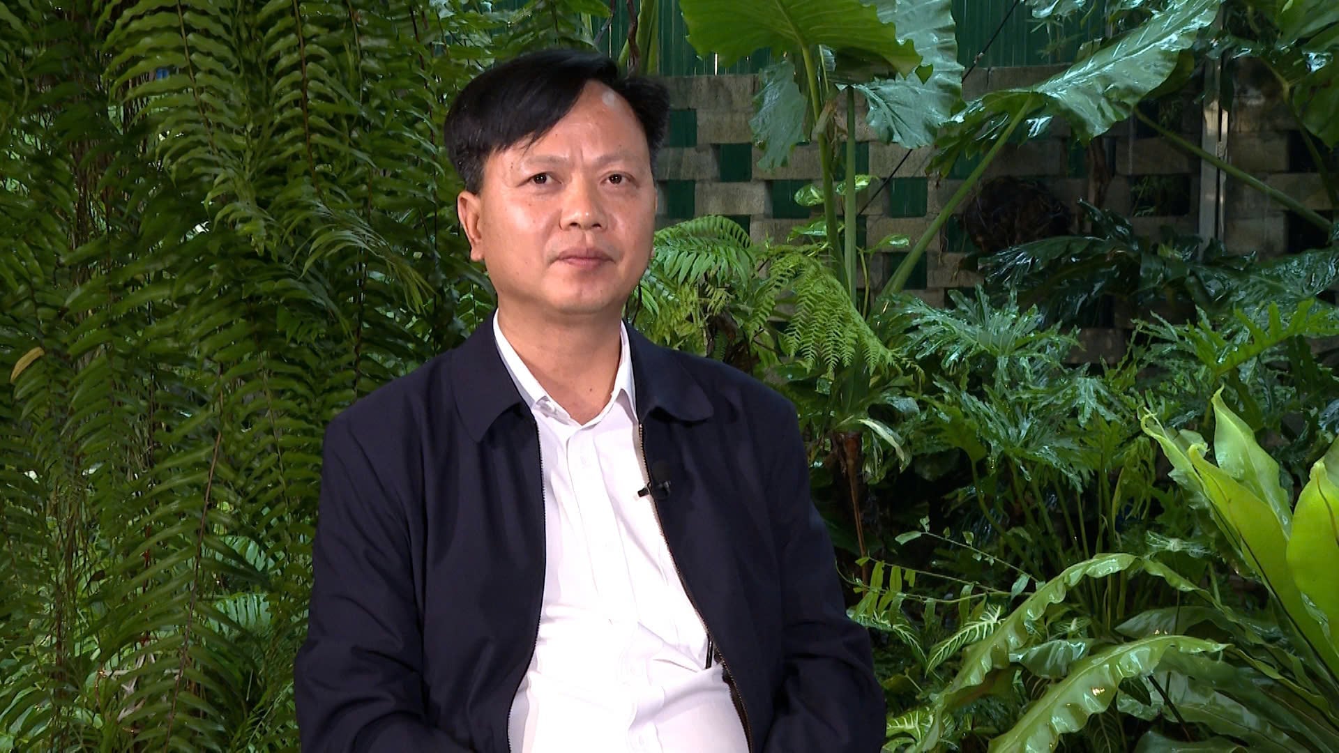 Ông Nguyễn Đình Thế, Phó Chủ tịch UBND xã Đại Huệ, tỉnh Nghệ An cho biết, mỗi cán bộ phải kiêm nhiệm nhiều lĩnh vực khác nhau, kể cả những lĩnh vực đòi hỏi chuyên môn sâu như đất đai, xây dựng cơ bản, chăn nuôi - thú y. Ảnh: Duy Học.