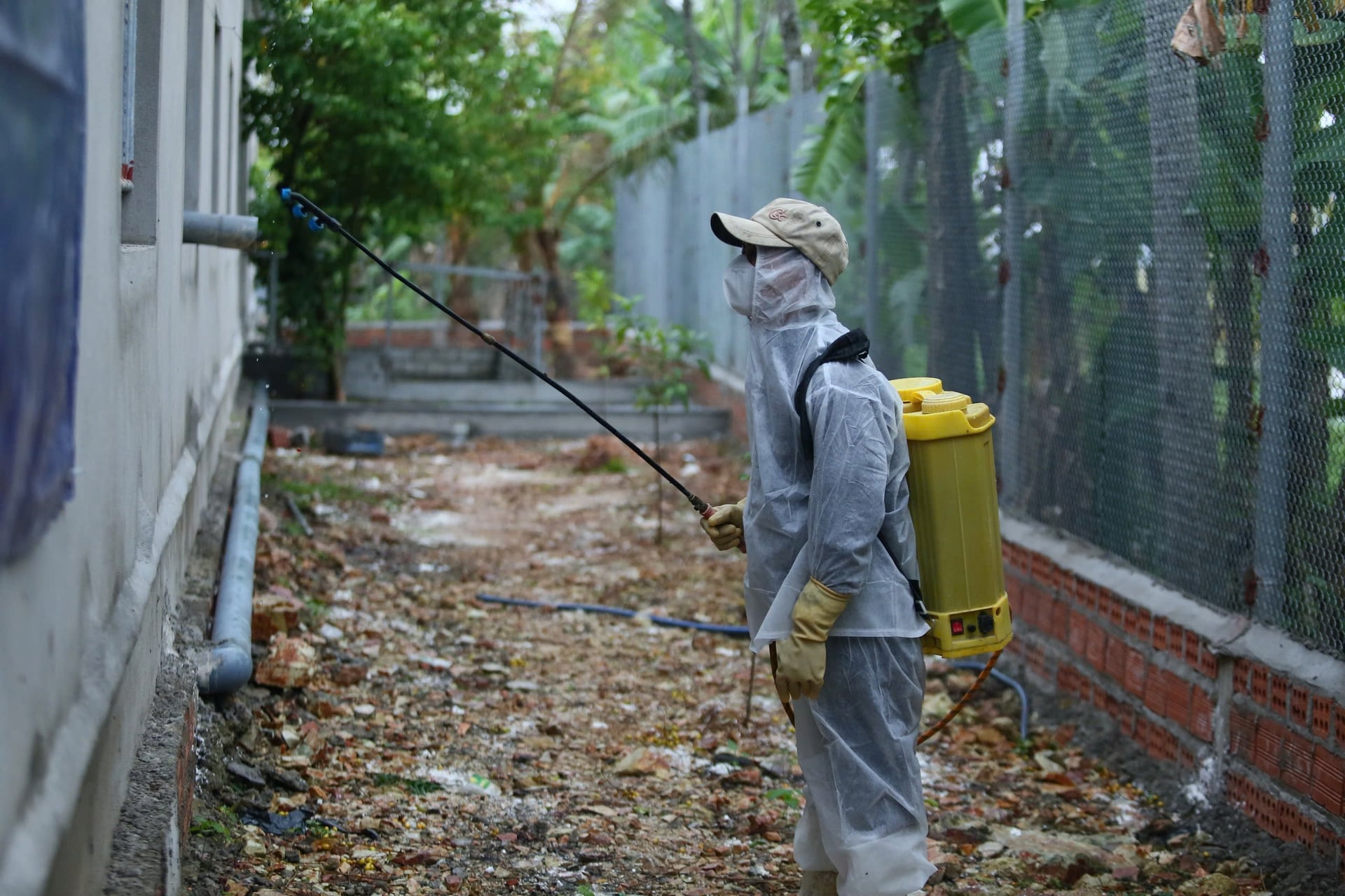 Dù còn nhiều khó khăn, địa phương vẫn rất nỗ lực trong công tác phòng, chống dịch bệnh trên chăn nuôi. Ảnh: Hồng Thắm.