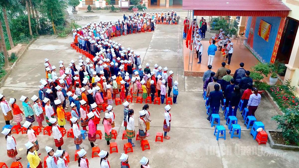 תלמידי פנימיית סונג תאי היסודי למיעוטים אתניים מבצעים את טקס הצדעה לדגל בתחילת השבוע.