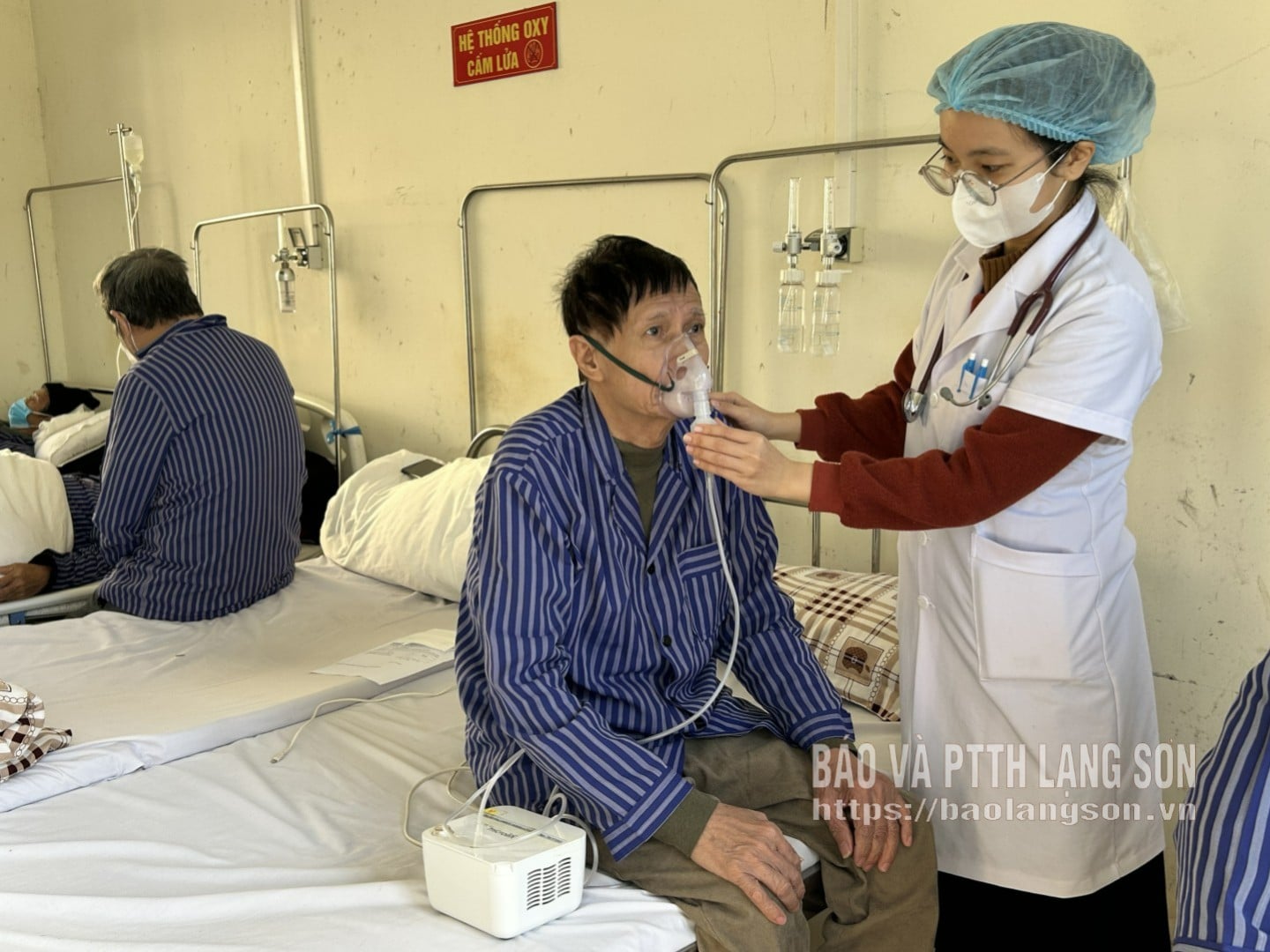 Lang Son Akciğer Hastanesi doktoru hastaya bronkodilatör inhalasyonu hakkında talimat veriyor