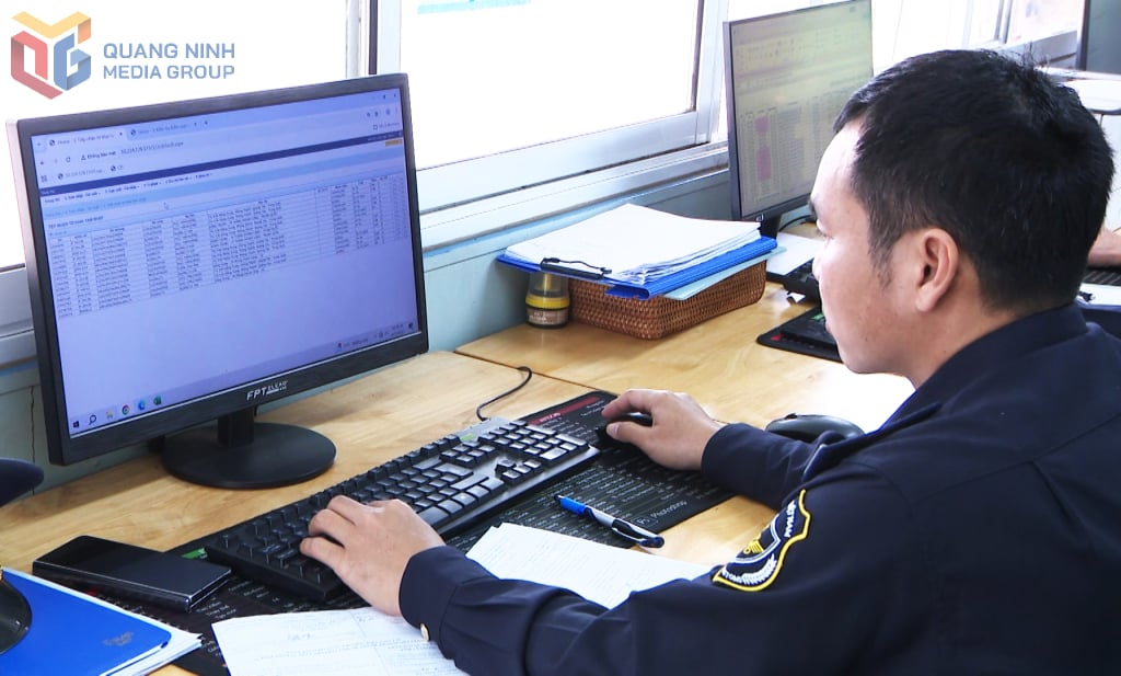 होन्ह मो बॉर्डर गेट कस्टम्स व्यवसायों के लिए आयात और निर्यात प्रक्रियाओं को संभालता है।