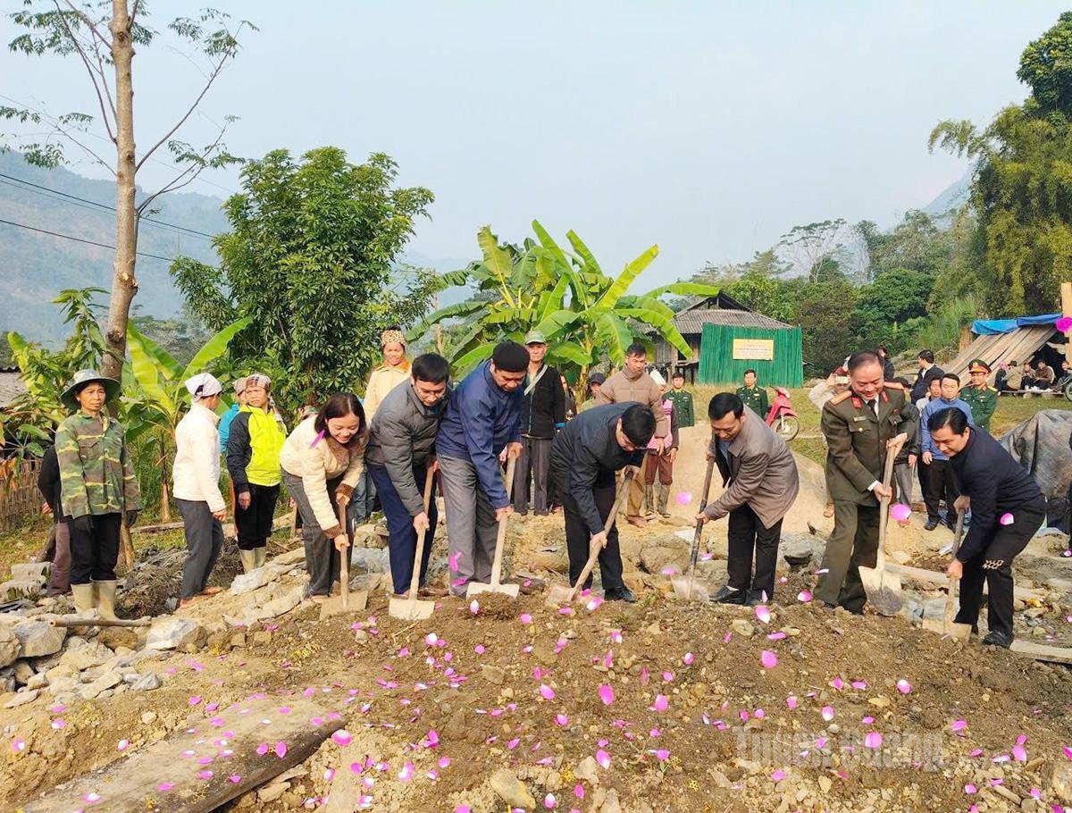 Делегаты заложили фундамент для строительства дома для семьи г-на Чиеу Сюань Тиена в деревне Бан Хинь.