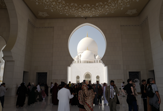 Một thói quen khi chụp ảnh của người Việt nhưng bị cấm ở thánh đường Hồi giáo lớn nhất UAE- Ảnh 3.