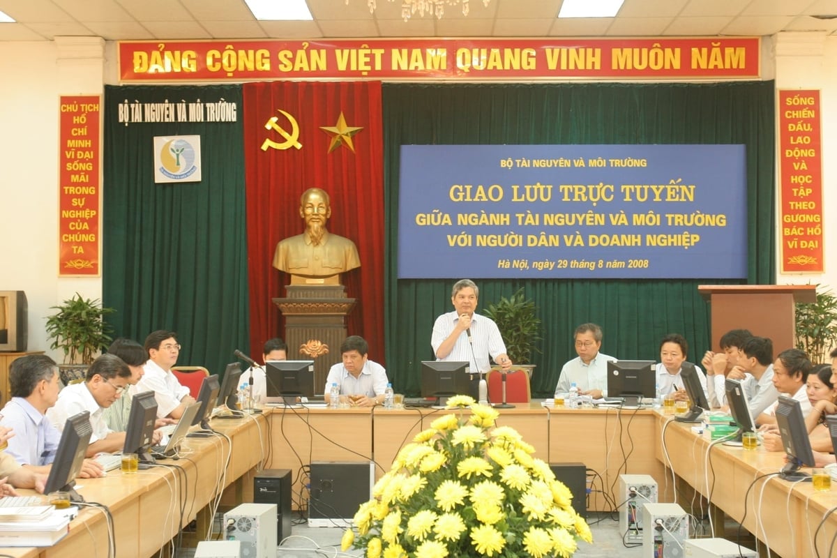 Bộ trưởng Phạm Khôi Nguyên chủ trì buổi giao lưu trực tuyến giữa ngành Tài nguyên và Môi trường với người dân và doanh nghiệp. Ảnh: Hoàng Minh.