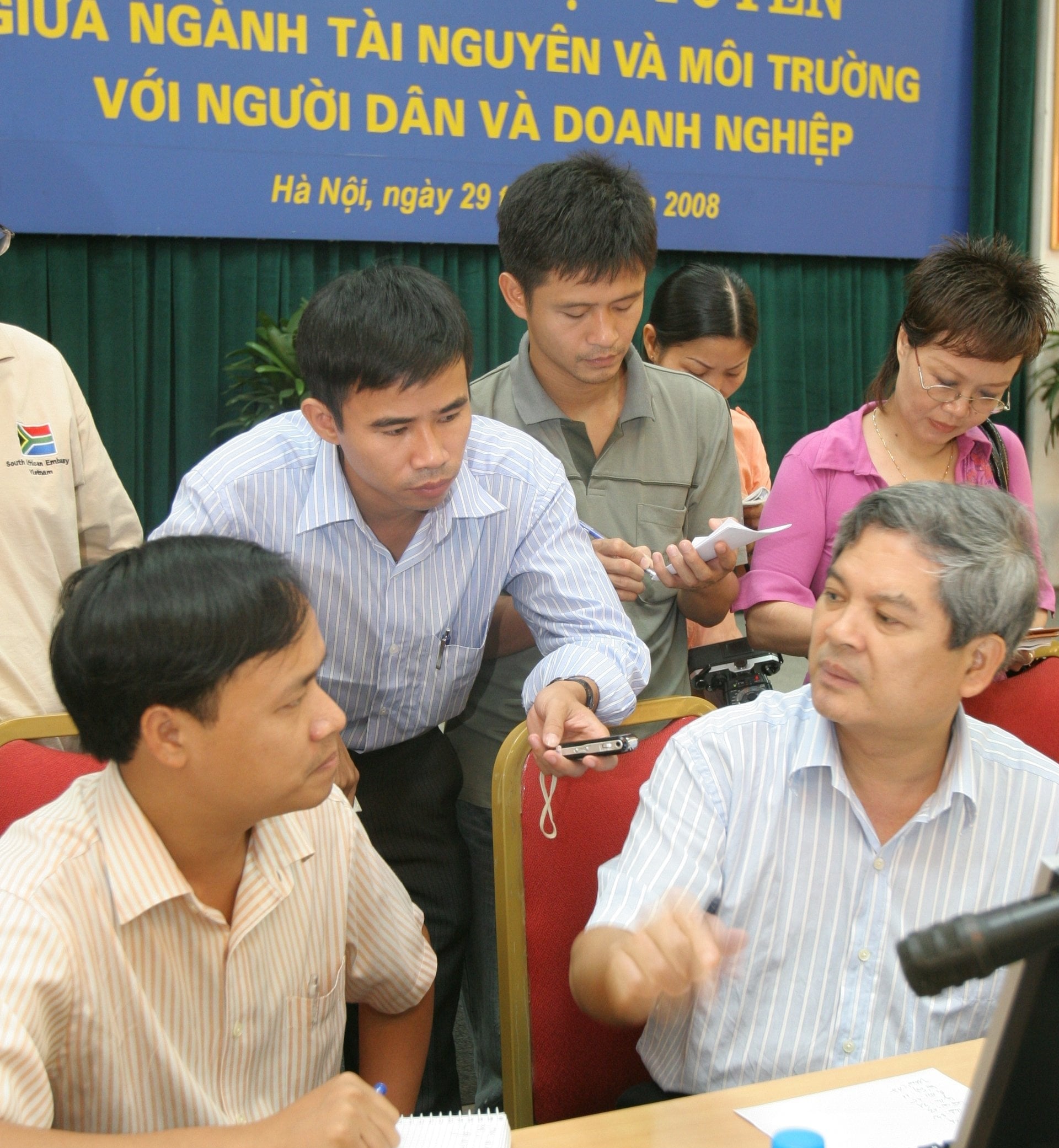 Bộ trưởng Phạm Khôi Nguyên trao đổi với các nhà báo trong buổi giao lưu trực tuyến năm 2008. Ảnh: Hoàng Minh.