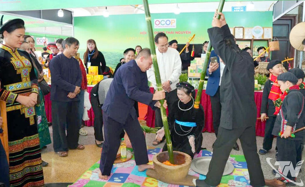 דחיסת עוגות אורז בפעילויות קידום מכירות והצגת מוצרי OCOP מושכים תיירים רבים לבקר וליהנות.