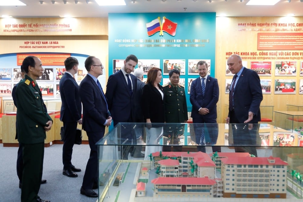 Phó Chủ tịch Yatskin Andrey Vladimirovich tham quan Nhà truyền thống Trung tâm Nhiệt đới Việt - Nga.