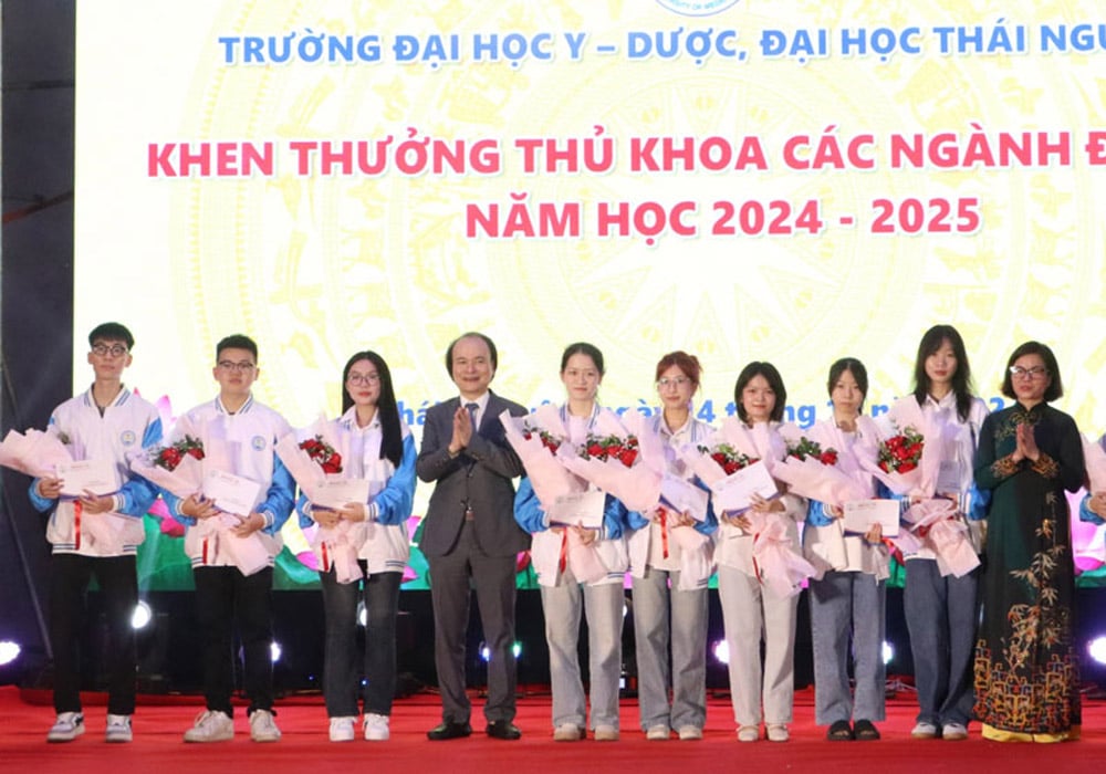 Universitatea de Medicină și Farmacie premiază noii studenți care au obținut titlurile de eminent la specializările lor. Foto: T.L.