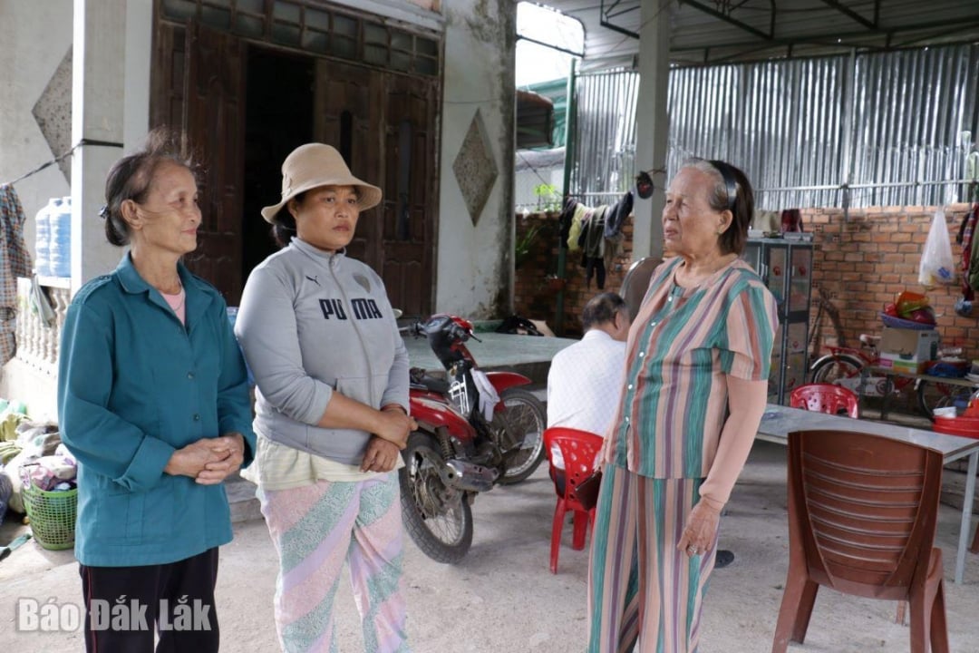 Yerel halkla sohbet edin ve duygularınızı paylaşın.