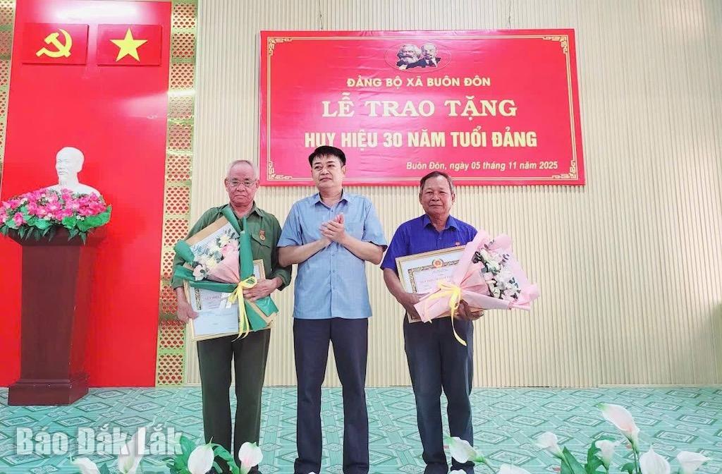 Les dirigeants du comité du parti de la commune de Buon Don ont remis l'insigne de membre du parti pour 30 ans d'ancienneté à