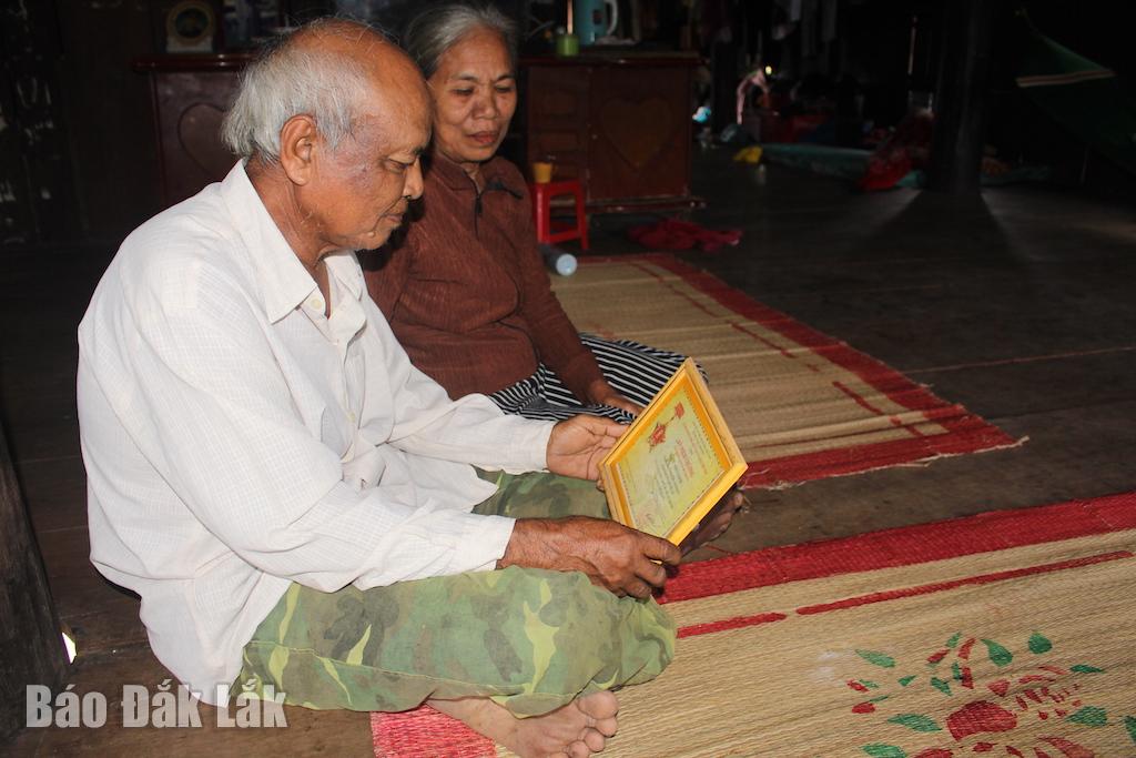 Le vieux couple du village de Y Phún Ksơ