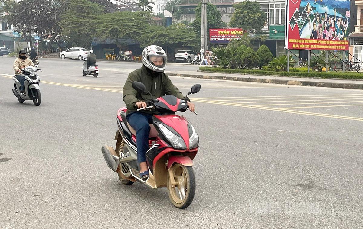 ប្រជាជន Tuyen Quang ស្លៀកពាក់កក់ក្តៅពេលចេញទៅក្រៅ។
