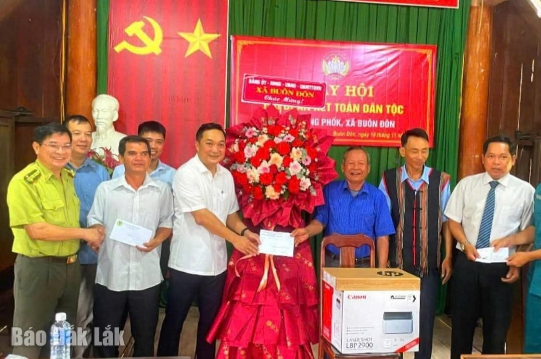 Les dirigeants du comité du parti de la commune de Buon Don ont offert des fleurs et des cadeaux pour célébrer la Journée de la Grande Unité dans le village de Drang Pho.