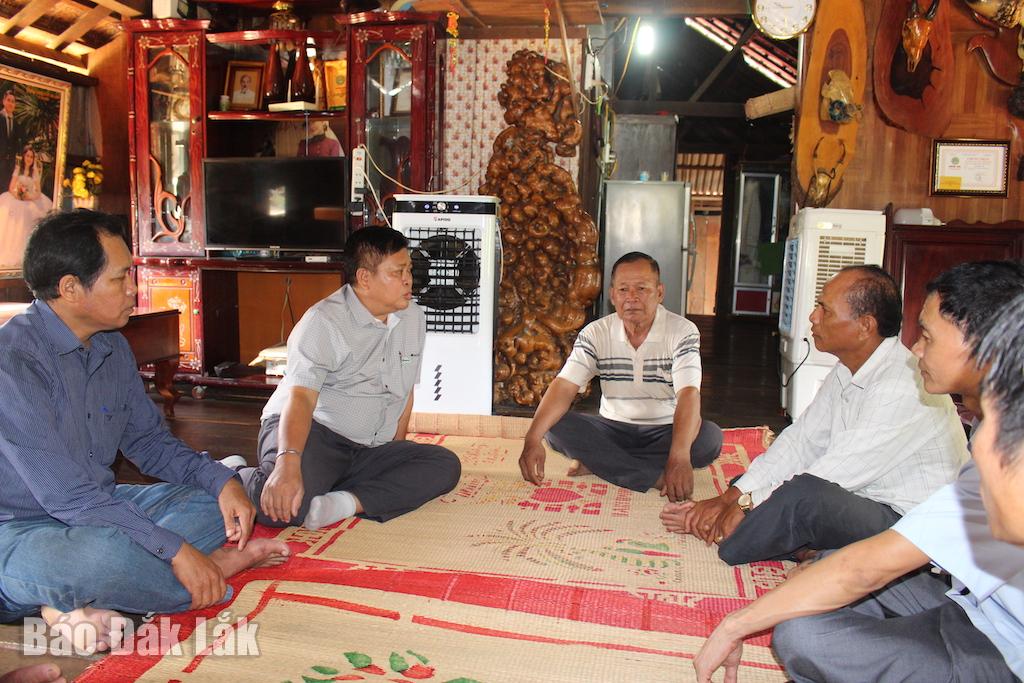 Les représentants des dirigeants du Comité populaire se sont réunis et ont discuté avec