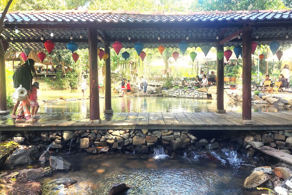 Suối Ma Thiên Lãnh đã bị chắn ngang bởi một con đập bằng đá kiên cố