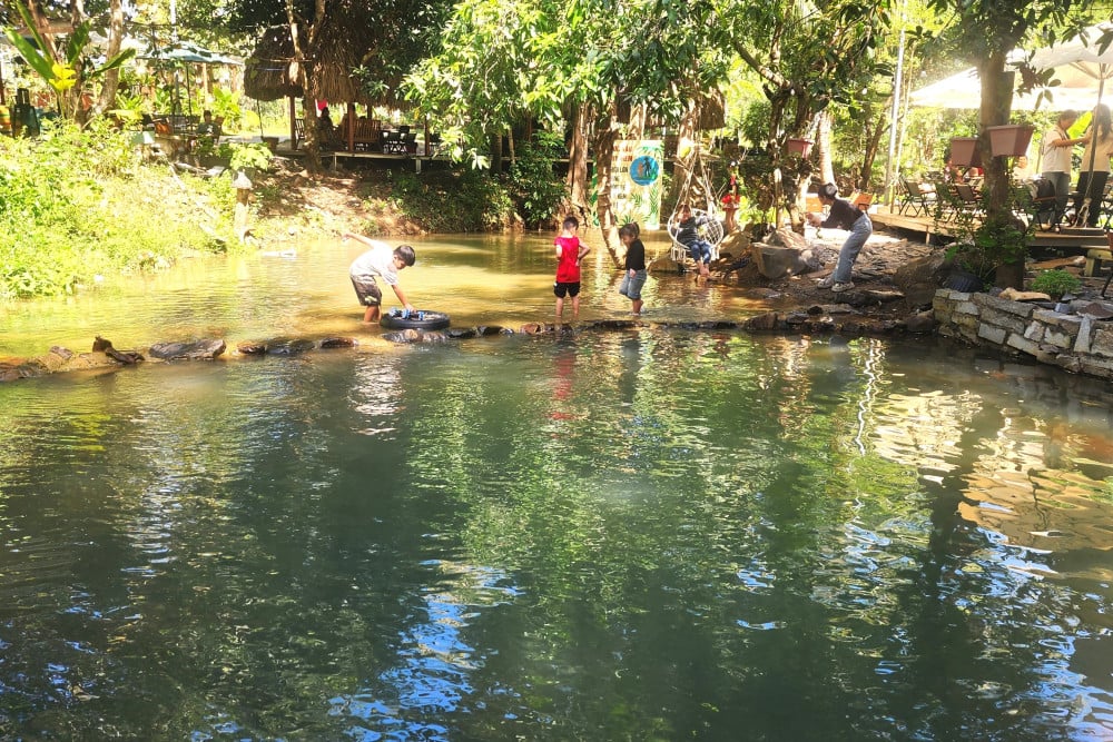 Vì bị đắp đập, nước suối tích tụ lại thành một ao nước khá rộng