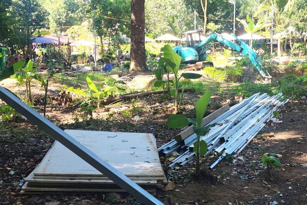 Nhiều vật tư xây dựng, phương tiện máy móc chuyên dùng tập kết bên bờ suối