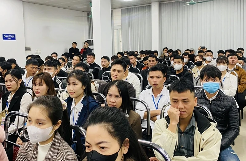 Arbetstagare bör vara försiktiga om de får veta att de inte behöver lära sig språket när de ska arbeta utomlands.