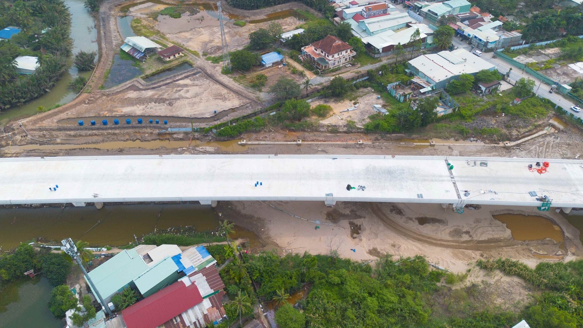 بخش مرتفع جاده کمربندی شماره ۳ که از منطقه تو دوک می‌گذرد، در دست ساخت است.