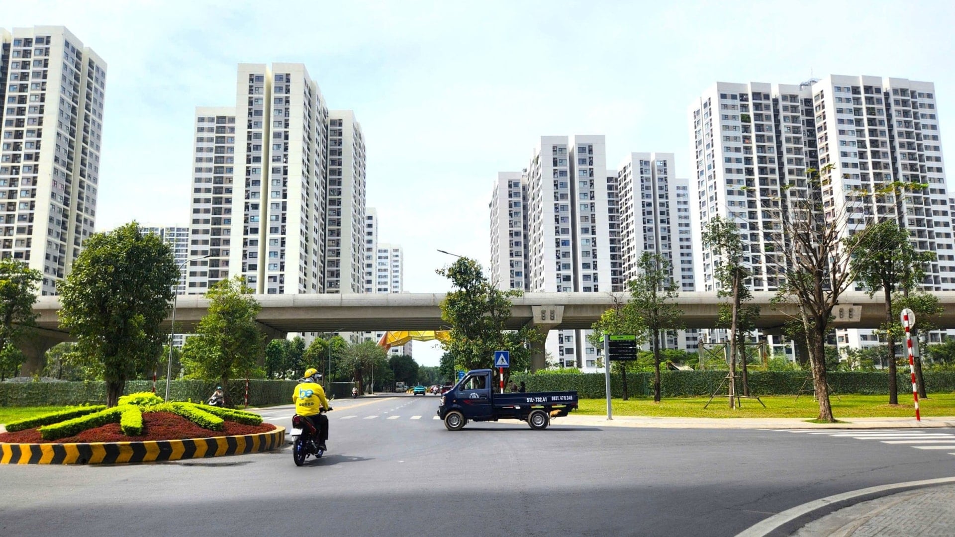 پل هوایی جاده کمربندی شماره ۳ در نزدیکی ساختمان‌های بلندمرتبه وین‌هومز گرند پارک.