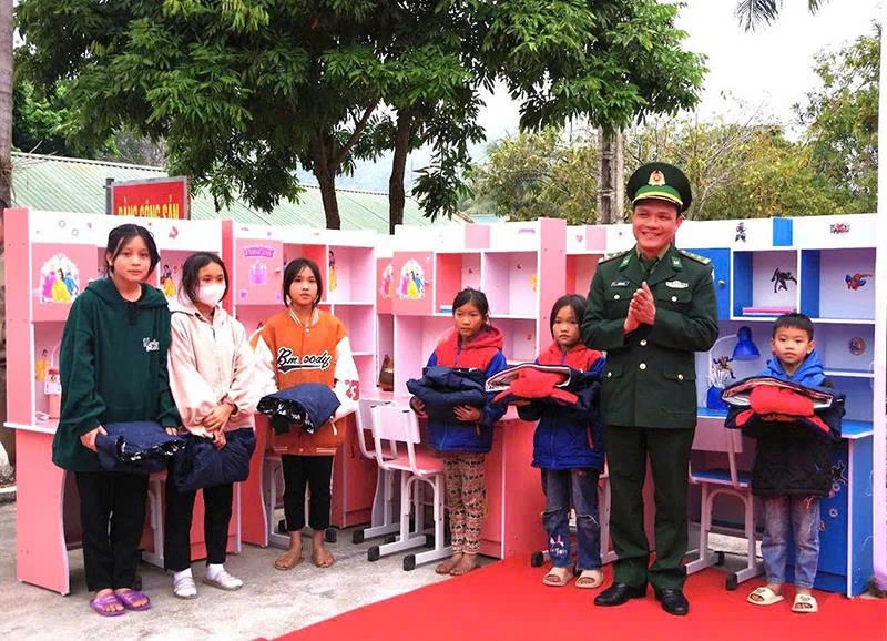 Grønnuniformerte soldater følger med på utdanning i grenseområder