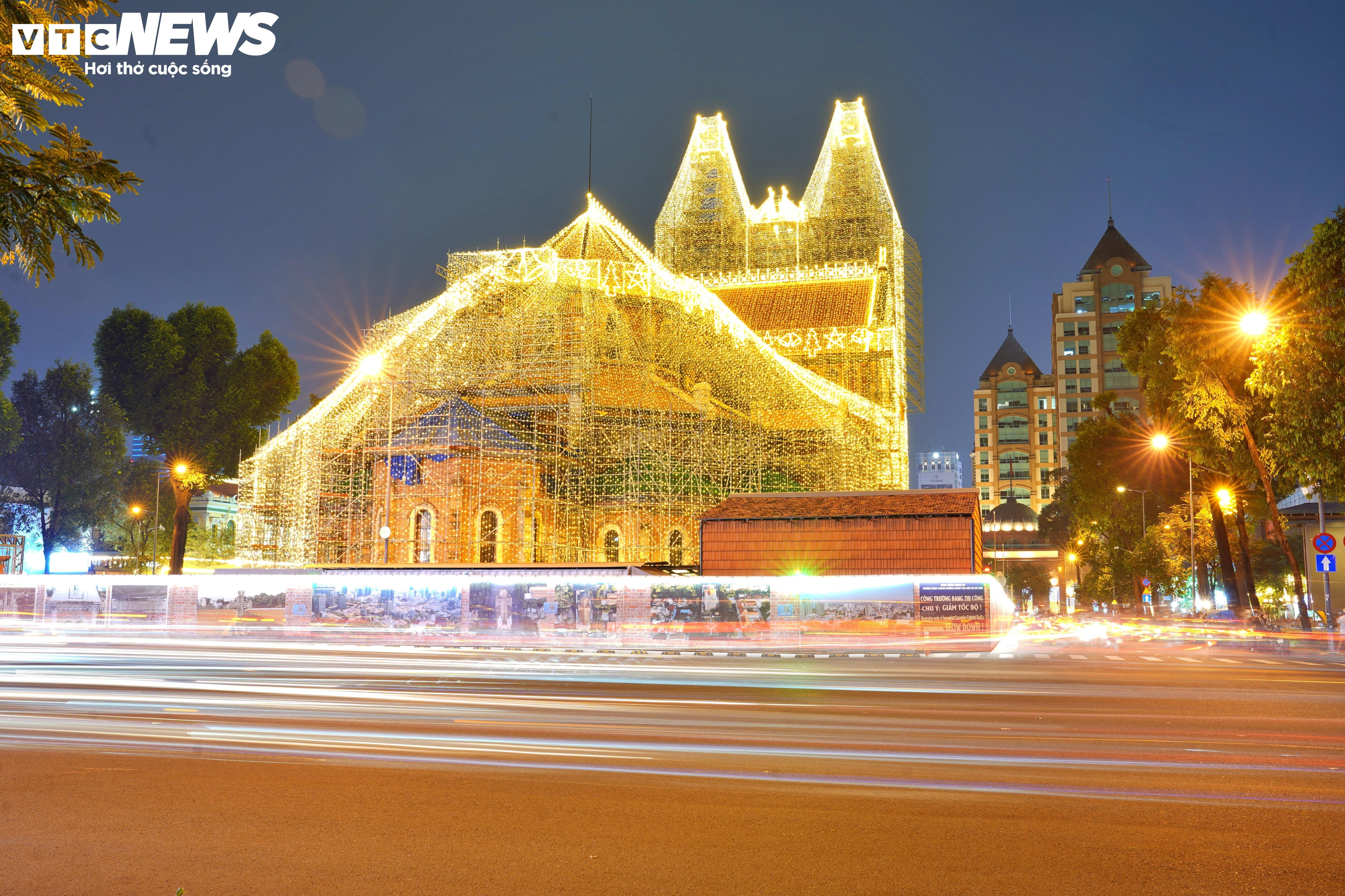 ວິຫານ Notre Dame ຖືກປົກຄຸມດ້ວຍໄຟ LED ຍາວ 1,000 ກິໂລແມັດ, ສ່ອງສະຫວ່າງເພື່ອຕ້ອນຮັບວັນຄຣິສມາສ - 2