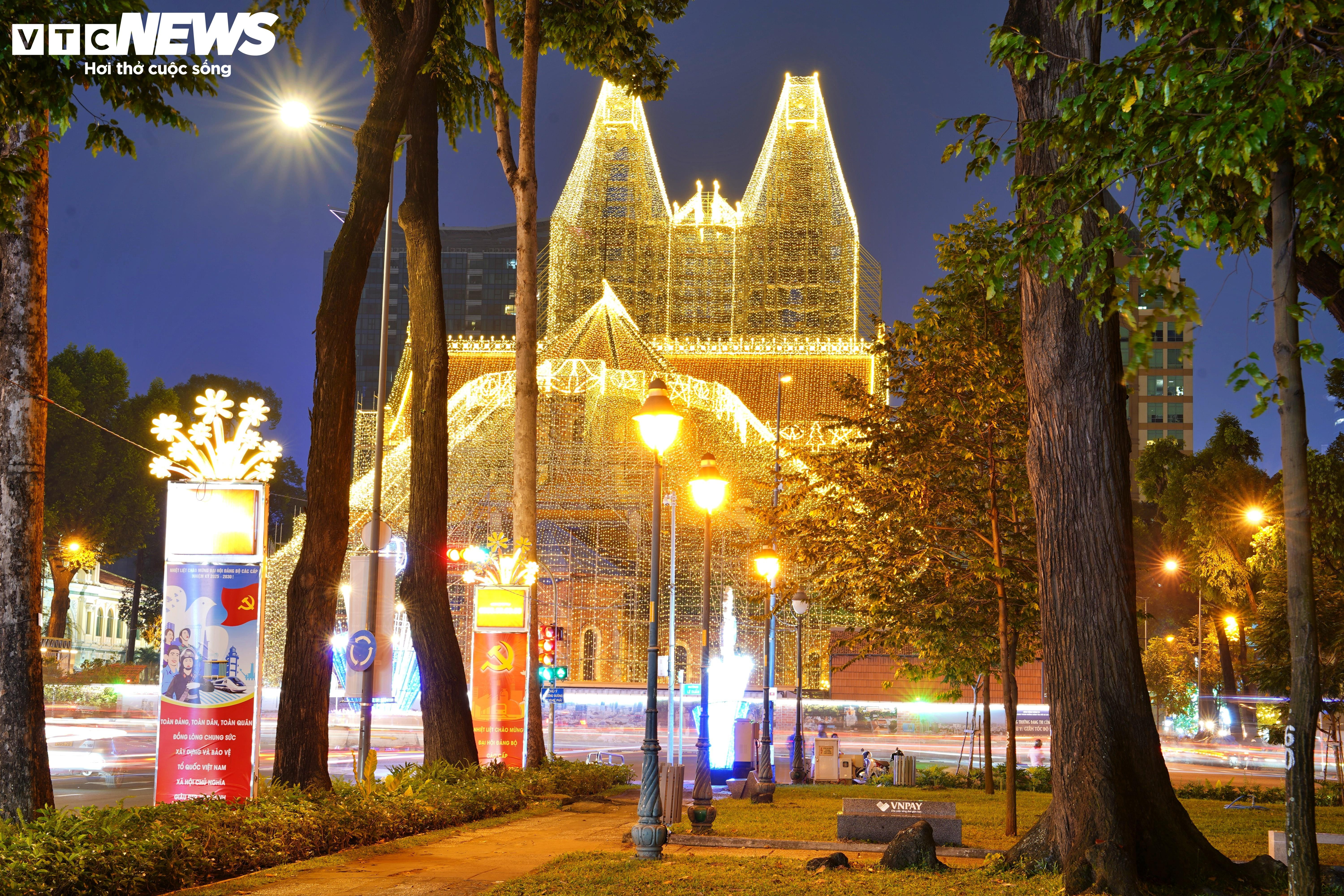 ວິຫານ Notre Dame ຖືກປົກຄຸມດ້ວຍໄຟ LED ຍາວ 1,000 ກິໂລແມັດ, ສ່ອງສະຫວ່າງເພື່ອຕ້ອນຮັບວັນຄຣິສມາສ - 3